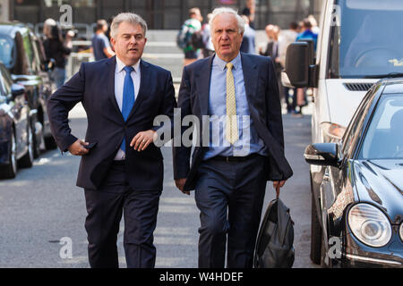 London, Großbritannien. 23. Juli, 2019. Brandon Lewis (l), Vorsitzender der Konservativen Partei, kommt in der Zentrale der Partei mit Sir Edward Lister (r) nach der Ankündigung, dass Boris Johnson als Parteichef gewählt worden war und würden wieder Theresa May als Premierminister. Credit: Mark Kerrison/Alamy leben Nachrichten Stockfoto