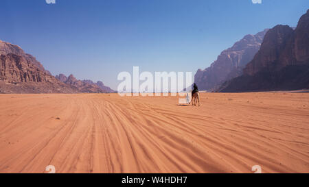 Die Beduinen mit Kamel in der Mitte des Wadi Rum Wüste in Jordanien Stockfoto