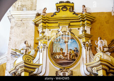 Kolumbien Cartagena Altummauertes Stadtzentrum Centro Convento de Santo Domingo Kloster Katholische Kirche Altar geschnitzte Details Sightseeing vis Stockfoto