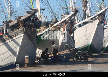 Aktivitäten der Arbeiter im Hafen von Paotere, ein Dock für Fischer, die oft kommen und gehen Fische im Meer zu finden Stockfoto