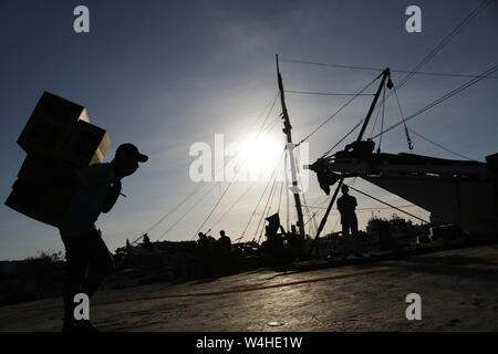 Aktivitäten der Arbeiter im Hafen von Paotere, ein Dock für Fischer, die oft kommen und gehen Fische im Meer zu finden Stockfoto