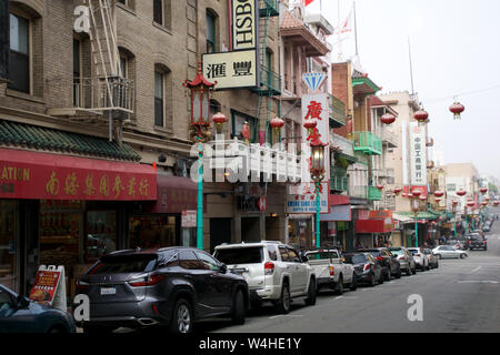SAN FRANCISCO, California, United States - Jun 25th, 2018: Tagsüber in Chinatown in San Francisco. San Franciscos Chinatown ist eines von Nordamerika. Stockfoto
