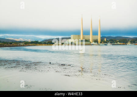 Morro Bay, Kalifornien/USA - Juli 21, 2019 ein Kraftwerk auf der Morro Bay, Kalifornien. Drei 450-Meter hohe Kraftwerk sichtbar von 10 Meilen entfernt Stockfoto