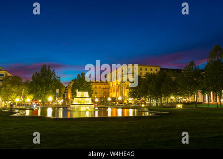 Deutschland, das historische Stadtzentrum und den Park mit Springbrunnen in Wiesbaden Altstadt Stockfoto