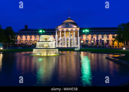 Deutschland, historische Kurhaus reflektierende Lichter in Blaue Stunde Stimmung in Wiesbaden Stockfoto