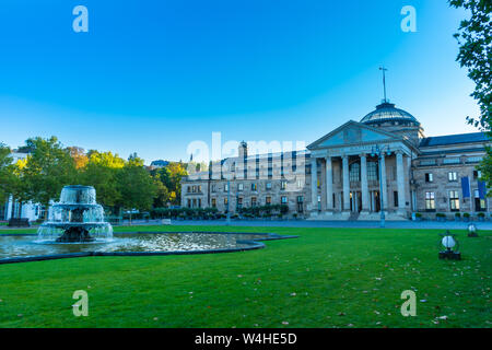 Deutschland, Kurhaus Wiesbaden historischen alten Gebäude in der City Park in der blauen Stunde morgen Licht Stockfoto