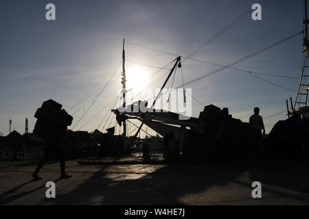 Aktivitäten der Arbeiter im Hafen von Paotere Stockfoto