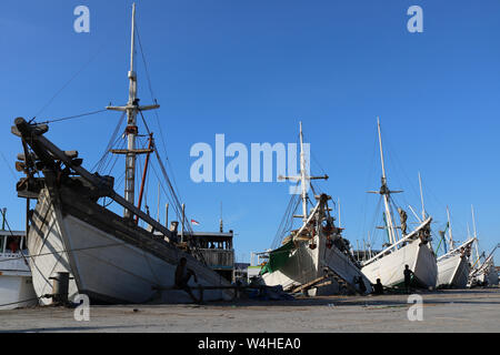 Aktivitäten der Arbeiter im Hafen von Paotere, ein Dock für Fischer, die oft kommen und gehen Fische im Meer zu finden Stockfoto