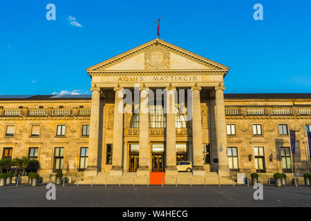 Deutschland, alten majestätischen Wiesbaden Kurhaus im warmen Abendlicht Stockfoto