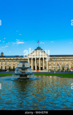 Deutschland, berühmten Kurhaus in Wiesbaden City Park hinter dem Wasser Brunnen Stockfoto