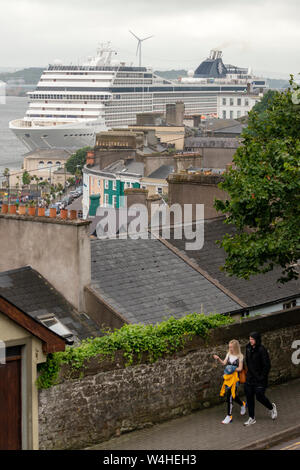 Überblicken Sie das MSC Orchestra Kreuzfahrtschiff mit Blick auf die Dächer der Stadt in Cobh, County Cork, Irland Stockfoto