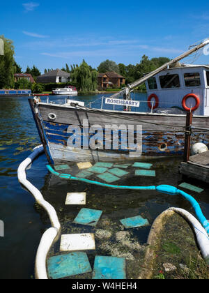 Ruine des Alten, fotogen Boot, Egham, Surrey, England, UK, GB. Stockfoto