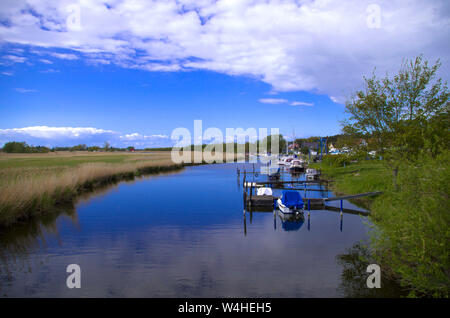 Bootsliegeplatz am Fluss, die zum See. Ein Ort für einen aktiven Urlaub oder einen Rest. Deutschland, Mecklenburg, Barth. Stockfoto