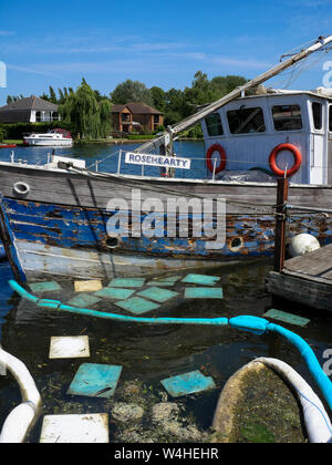 Ruine des Alten, fotogen Boot, Egham, Surrey, England, UK, GB. Stockfoto