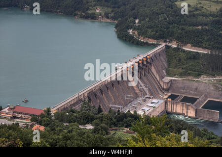 TARA Nationalpark, Western Serbien - Luftbild der Bajina Bašta Staudamm am See Perućac und Drina Stockfoto