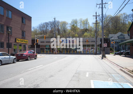 Kentville, Nova Scotia - Mai 7, 2013: Blick auf die Nova Scotia Alkohol-kommission in Kentville, mit anderen lokalen Geschäfte in der Nähe, an der Kreuzung von Stockfoto