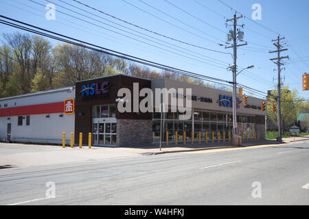 Kentville, Nova Scotia - Mai 7, 2013: Blick auf die Nova Scotia Alkohol-kommission in Kentville, mit anderen lokalen Geschäfte in der Nähe, an der Kreuzung von Stockfoto