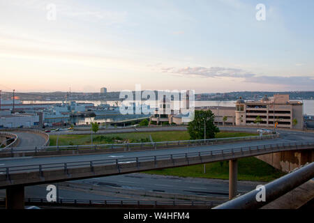 Halifax, Nova Scotia: Juli 7, 2011 - Downtown Halifax mit Blick auf das Kasino, die Werft und Überführung Stockfoto