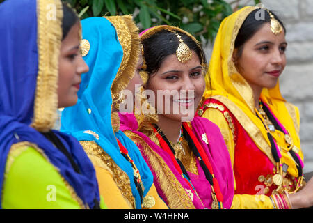 Vier lächelnd indische Frau das Tragen der traditionellen indischen nationalen Kleid. Stockfoto