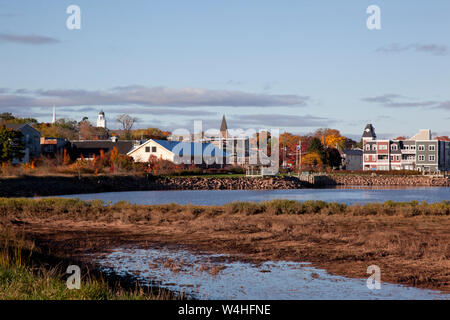 In Wolfville, Nova Scotia - Oktober 23, 2012: Blick über die Deiche an den Pavillon, railtown, Baptist Church in Wolfville Stockfoto