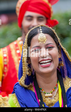 Lachend indische Frau das Tragen der traditionellen indischen nationalen Kleid Stockfoto