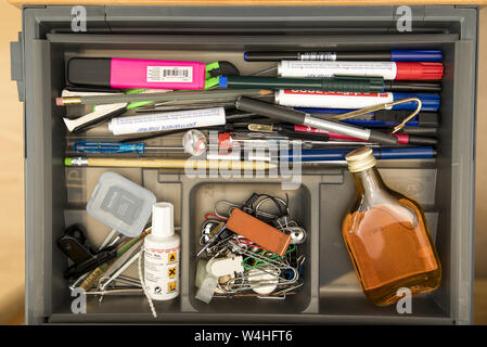 Symbol Bild sucht, Alkohol, Alkohol, bei der Arbeit, im Büro Schublade, Stockfoto