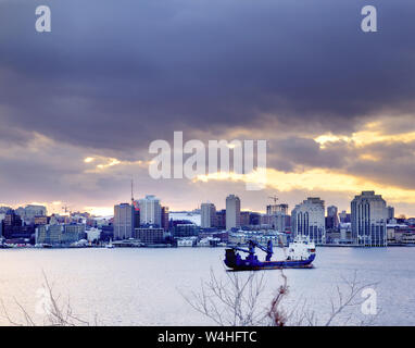 Halifax/Nova Scotia Dartmouth - Dezember 12, 2013: Auf dem Dartmouth Seite der Hafen von Halifax mit Blick über die Innenstadt von Halifax im w Stockfoto