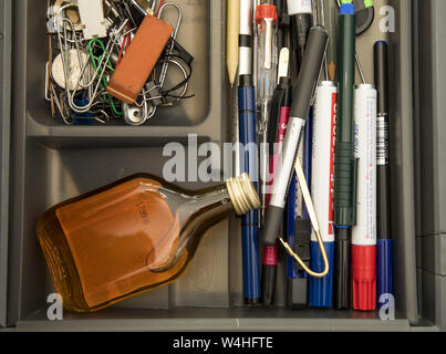 Symbol Bild sucht, Alkohol, Alkohol, bei der Arbeit, im Büro Schublade, Stockfoto