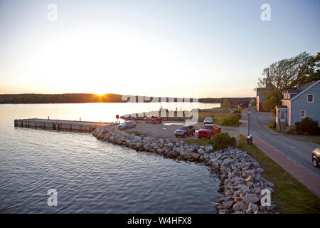 Shelburne, Nova Scotia: 10. Juni 2017 - Blick auf Dock Straße, die entlang des Atlantischen Ozeans läuft, Downtown Shelburne im Sommer Stockfoto