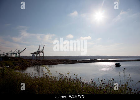 Halifax, Nova Scotia - 2. August 2017: Krane, Maschinen und Anlagen im Fairview container Park in Halifax bei Sonnenuntergang Stockfoto