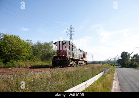 Halifax, Nova Scotia - 2. August 2017: Ein roter Zug auf der KN-Marke verläuft entlang der Gleise in der Nähe der Fairview container Pier in Halifax Stockfoto