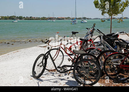 Sarasota, Florida - April 7, 2010: Fahrräder am Strand gesperrt mit Booten hinter in Sarasota Florida Stockfoto