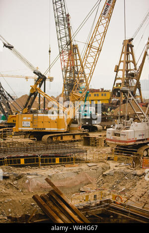 Große Kräne und Maschinen in einem städtischen Baustelle. Stockfoto