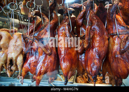SAN FRANCISCO, California, United States - Jun 25th, 2018: Voller Körper gebratene Ente in Stadt essen Markt, chinesisches Restaurant, ganze Ente Schlachtkörper hängen Stockfoto