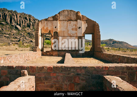 Alten, verlassenen Ruinen in einer Wüstenlandschaft. Stockfoto