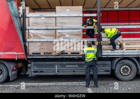 Die Polizei Kontrollen auf der Autobahn A3 in der Nähe von Solingen, Kontrollen der Schwerpunkt von Lkw, Checkpoint an der Ohligser Heide West Rastplatz, Deutschland, Stockfoto