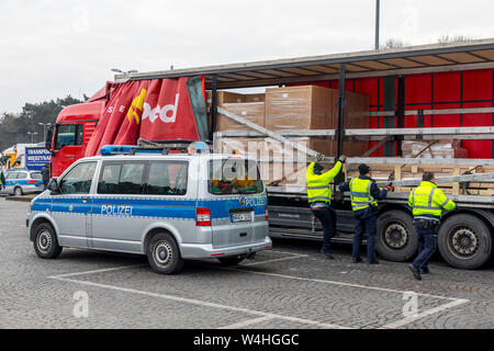 Die Polizei Kontrollen auf der Autobahn A3 in der Nähe von Solingen, Kontrollen der Schwerpunkt von Lkw, Checkpoint an der Ohligser Heide West Rastplatz, Deutschland, Stockfoto