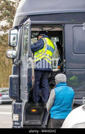 Die Polizei Kontrollen auf der Autobahn A3 in der Nähe von Solingen, Kontrollen der Schwerpunkt von Lkw, Checkpoint an der Ohligser Heide West Rastplatz, Deutschland, Stockfoto