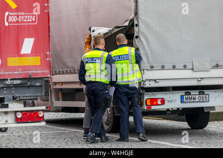 Die Polizei Kontrollen auf der Autobahn A3 in der Nähe von Solingen, Kontrollen der Schwerpunkt von Lkw, Checkpoint an der Ohligser Heide West Rastplatz, Deutschland, Stockfoto