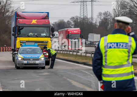 Die Polizei Kontrollen auf der Autobahn A3 in der Nähe von Solingen, Kontrollen der Schwerpunkt von Lkw, Checkpoint an der Ohligser Heide West Rastplatz, Deutschland, Stockfoto