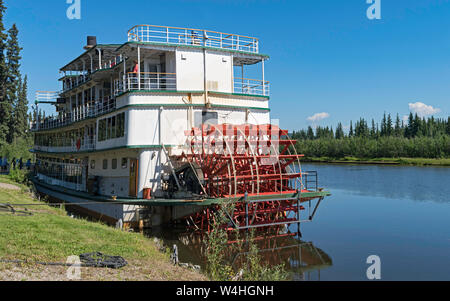 Touristen an Bord eines sternwheel River Boat dem Chena River in der Nähe von Fairbanks in Alaska Kreuzfahrt mit dem Fluss und Wald im Hintergrund Stockfoto