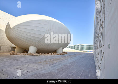 DOHA, Katar - 1. JANUAR 2016: Detail eines Ei form Struktur der Weill Cornell Medical College, Bildung Stadt, entworfen von Arata Isozaki, Archi Stockfoto