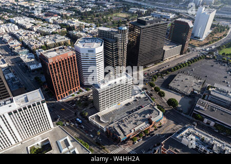 Luftaufnahme von Gebäuden entlang Wilshire Blvd. in der Nähe von Westwood und den 405 Freeway in Los Angeles, Kalifornien. Stockfoto