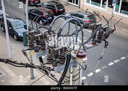 Mast einer Oberleitung für eine Straßenbahnlinie, Netzteil, Kabel, Isolatoren, Stockfoto