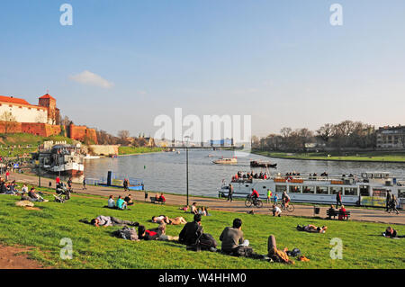 Sonntag Nachmittag Freizeit. Der frühe Frühling. Durch die Königliche Schloss Wawel und der Weichsel, Krakau, Polen. Stockfoto