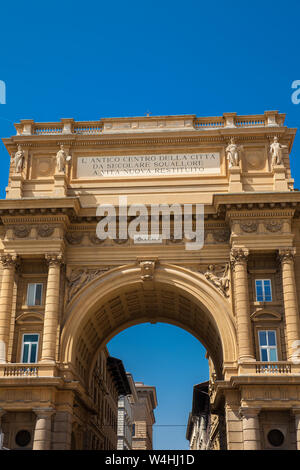 Platz der Republik und dem Triumphbogen in einem frühen Frühling Stockfoto