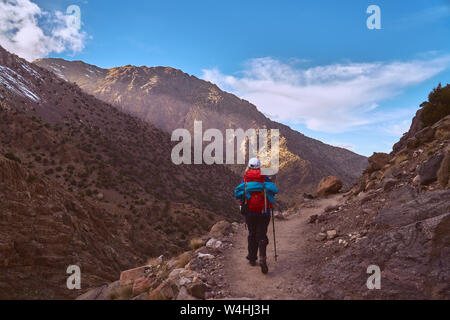 Wanderer Mädchen auf den Weg in den Hohen Atlas in der Jebel Toubkal region Marokko Afrika Stockfoto