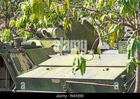 Phnom Phen, Kambodscha - April 25, 2014: Dschungel Landschaft mit einem alten Tank warfare in Kambodscha gesehen Stockfoto