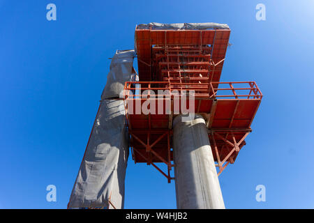 Beton Zement Säule Bau von Skytrain eine Masse rail transit Line in Thailand. Stockfoto