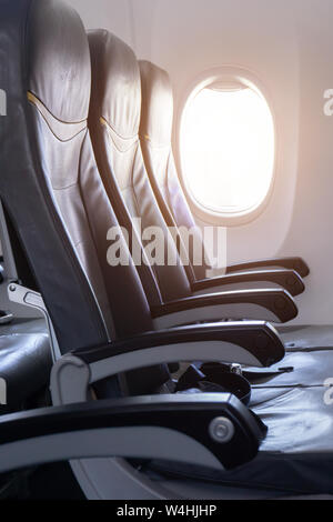Seitenansicht des leeren Flugzeug Sitz im Flugzeug vor. Stockfoto